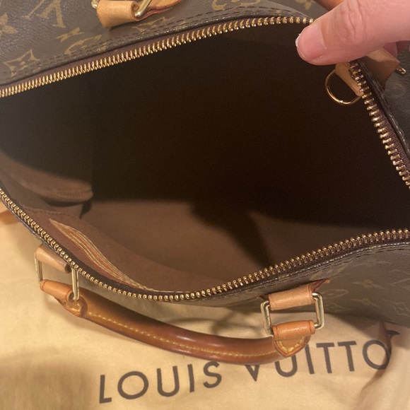 This is used bag , and good condition only corner wire is out - Picture 9 of 9